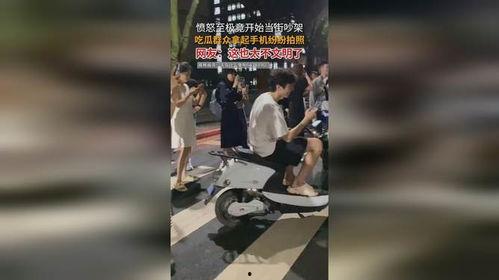 吃瓜群众随拍图片,吃瓜群众捕捉的日常生活剪影