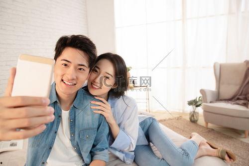 吃瓜人拍照情侣自拍,吃瓜人镜头下的情侣自拍风采