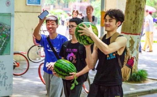 吃瓜男女学生,吃瓜男女学生的青春轶事