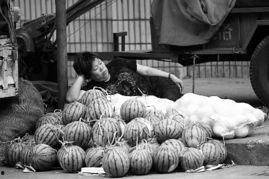 村口安心吃瓜者,村口安心吃瓜者的日常趣事