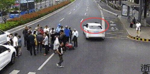 吃瓜发生车祸,事故现场惊心动魄